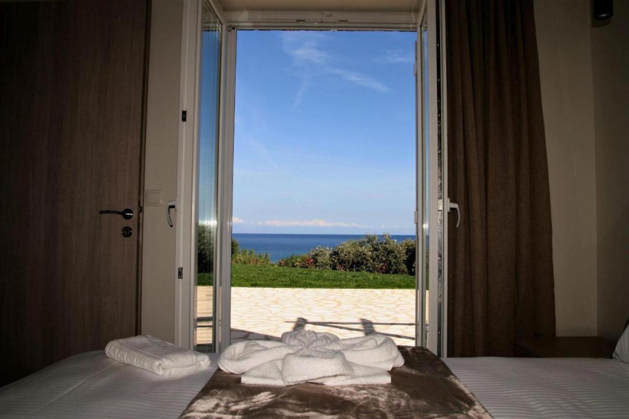 Stone Bay Houses In Messinia Kalamaki Beach Area Chrani Exterior photo